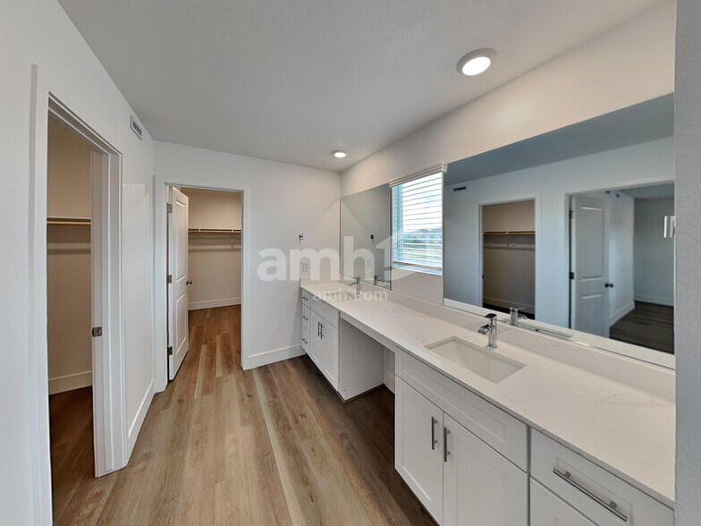 Building Photo - 5879 Vaes Dothrak St