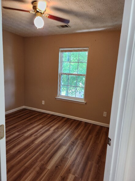 Building Photo - 579 W Oaks Dr