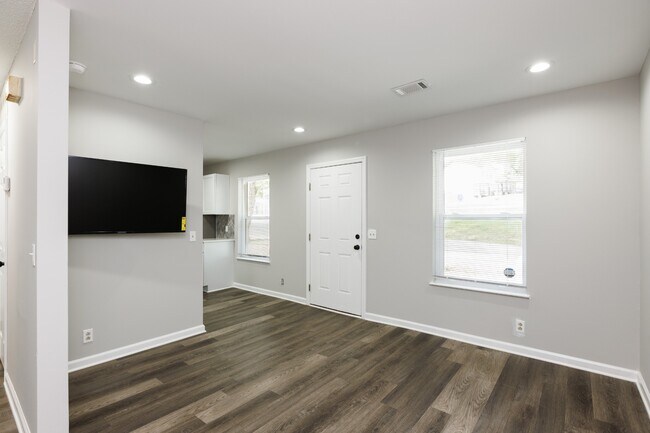 Building Photo - 3223 Alpine Ave