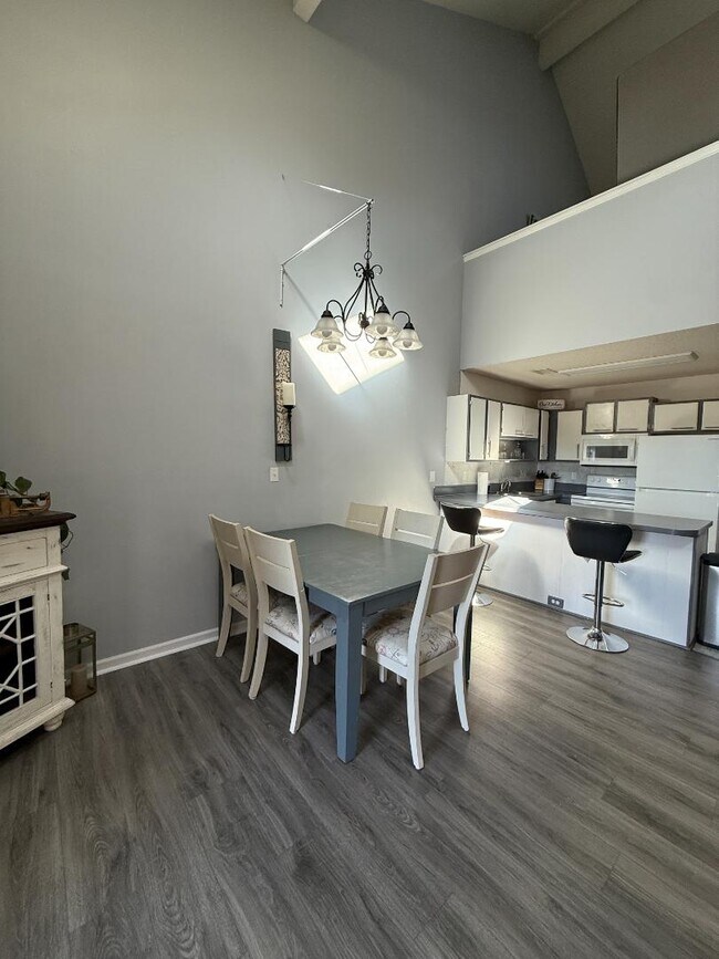 Building Photo - 1095 Plantation Dr W