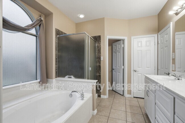 Building Photo - 2115 Lexington Dr