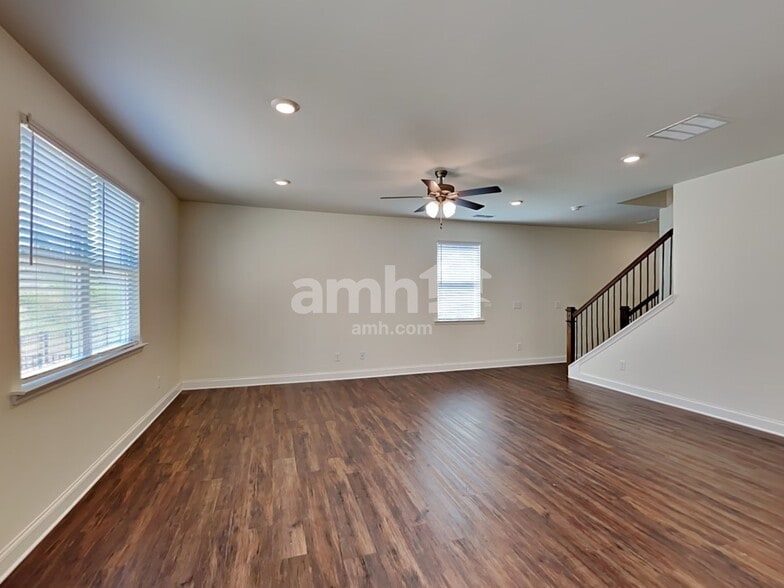 Building Photo - 528 Summit View Ct