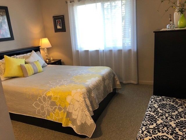 Building Photo - Furnished Condo NW Bend