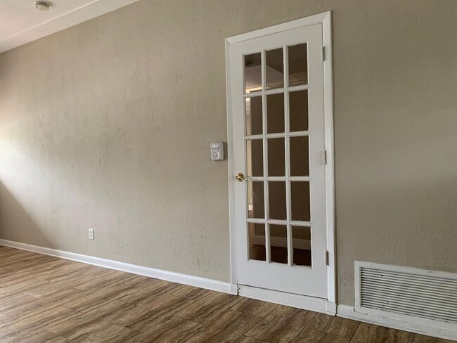 Building Photo - 4 Bedroom 2 Bath Spacious Home