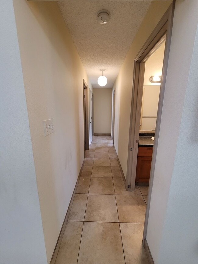 Building Photo - Great price for this 3 Bedroom 1.5 Bathroo...
