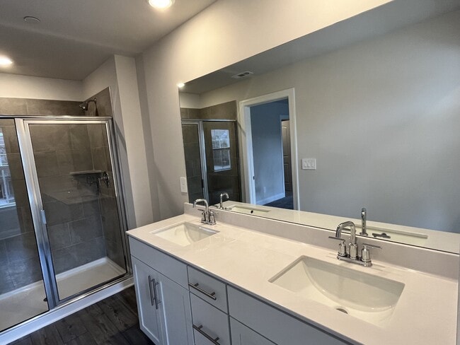 Building Photo - 204 Douglas Bend Rd