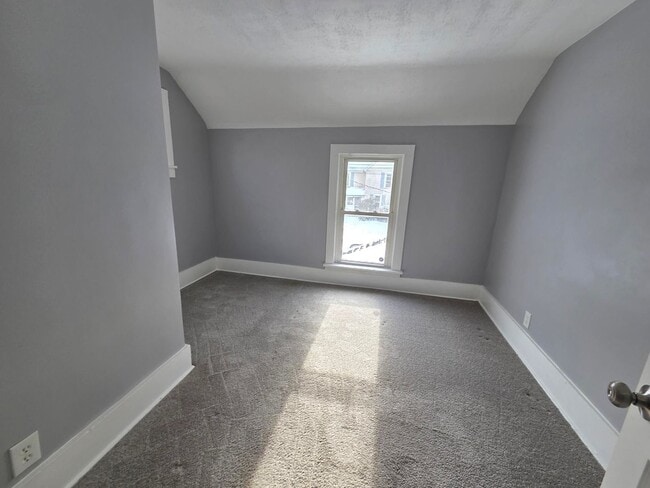 Building Photo - 2 Bedroom Single Family