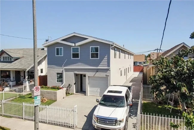 Building Photo - 713 W 58th St