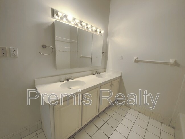 Building Photo - 642 Weathersfield Dr
