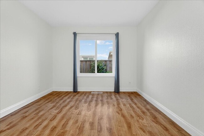Building Photo - Toro Sunshine Expansive 4 Bed/ 3 Bath Home!