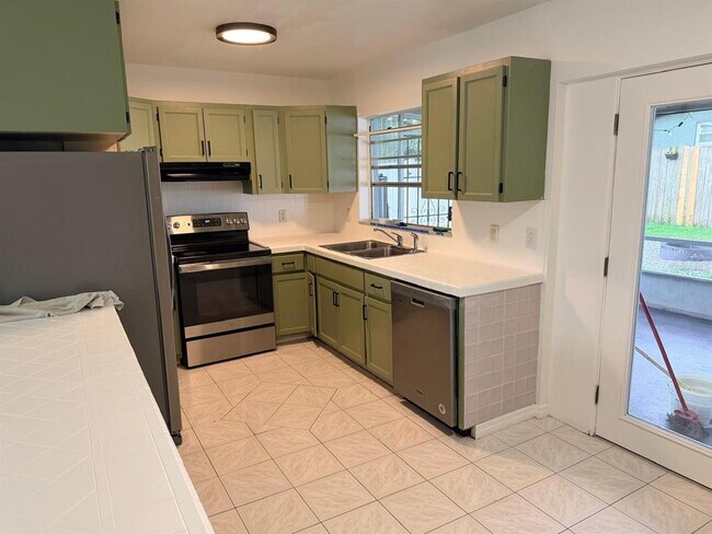 Building Photo - 2510 Sandalwood Dr