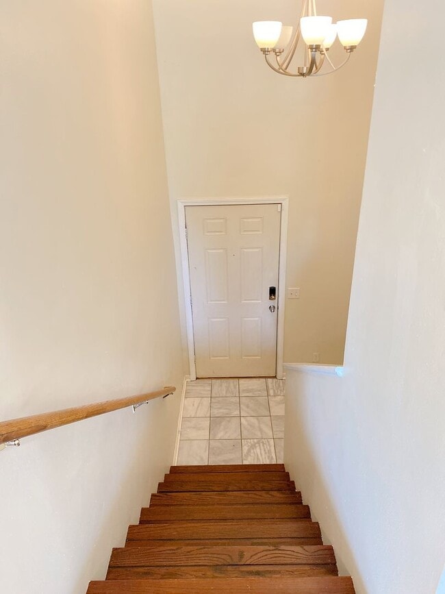 Building Photo - Stunning 5 bedroom, 2 bathroom house!