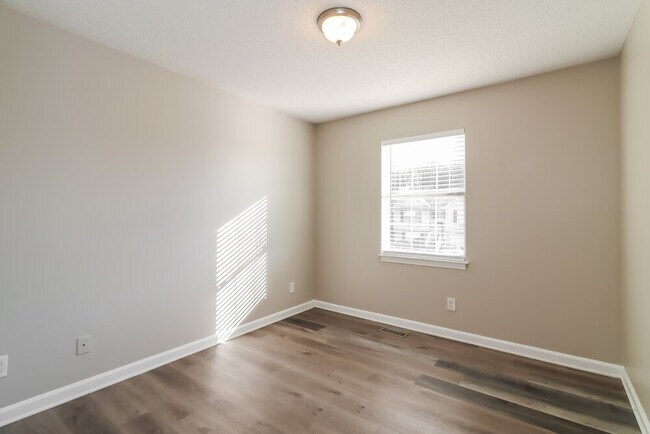 Building Photo - 12 Southview Dr