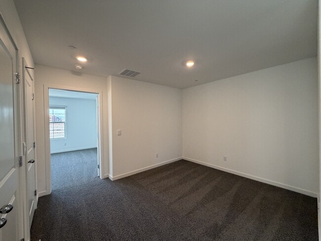 Building Photo - 925 Violet Heron St