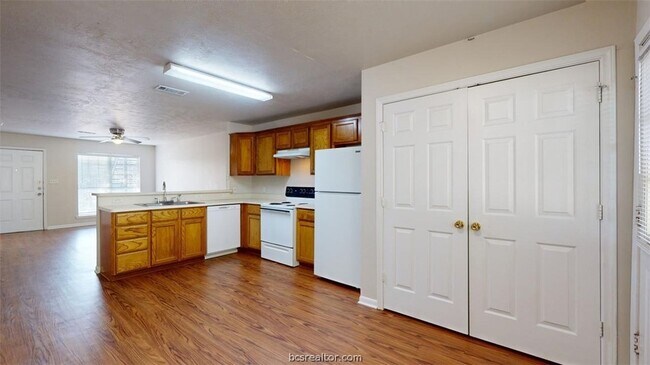 Building Photo - 1513 Hollow Hill Dr