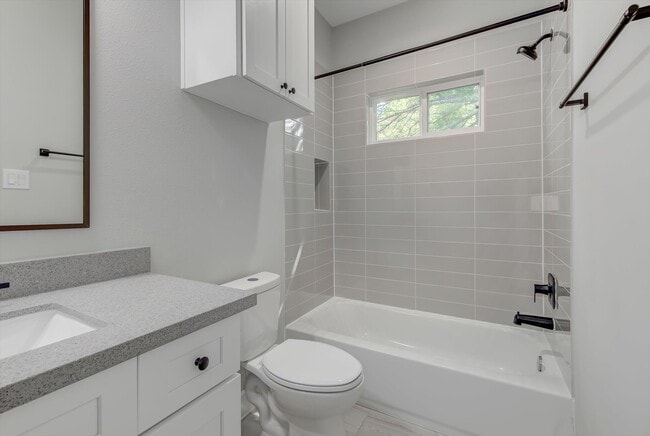 Building Photo - 1329 Buescher Dr