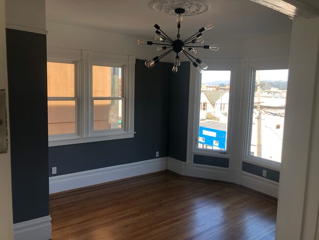 Building Photo - Rare new bi-level apartment near USF/GG Pa...