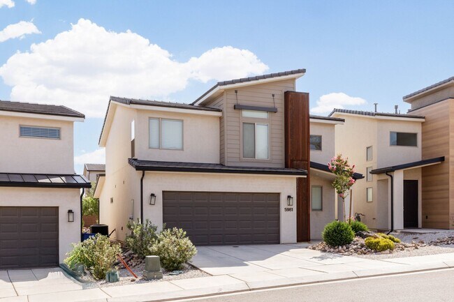Building Photo - 4 bed | 2.5 bath | 2 car in Desert Canyons