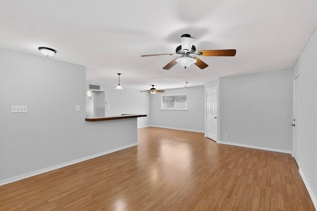 Building Photo - 1900 Mimosa Dr