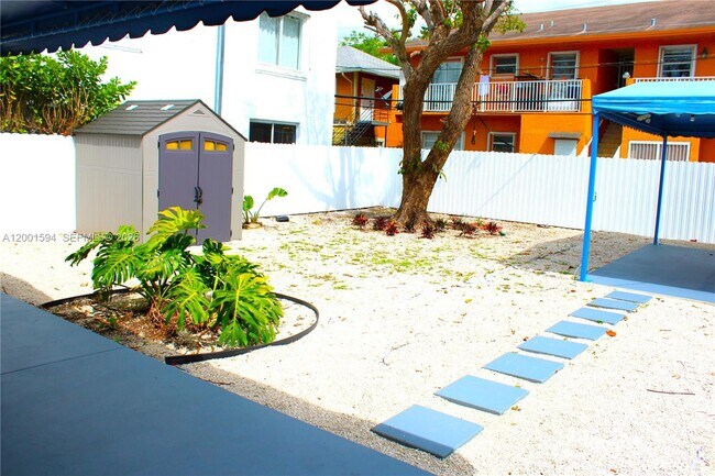 Building Photo - 2253 SW 10th St