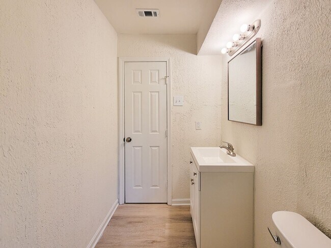 Building Photo - BEAUTIFUL RECENTLY REMODELED LEASE HOME IN HUNTSVILLE, TEXAS