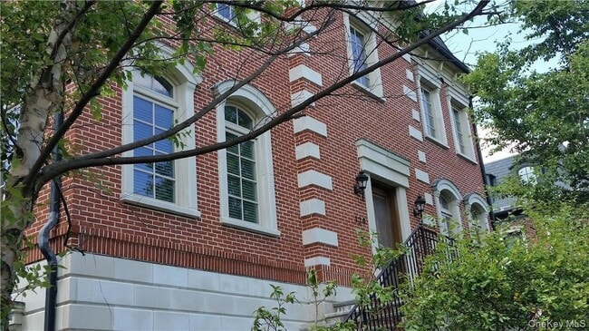 Building Photo - 129 W Main St