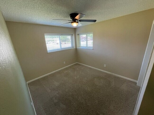 Building Photo - Roseville 3 bedroom