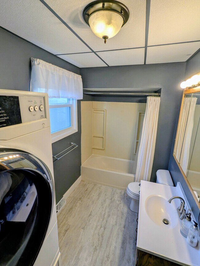 Building Photo - 348 Carrington St