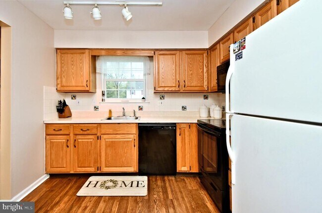 Building Photo - 800 Beacon Ct