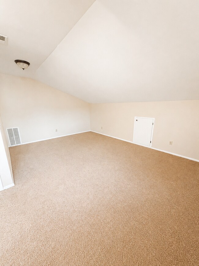 Building Photo - Spacious Charming Home (duplex)