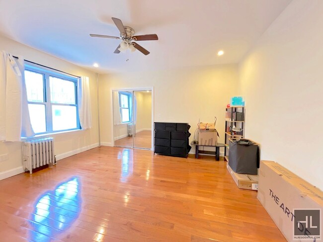 Primary Photo - MASSIVE (~800 sf) 1 bed 1 bath - Rent Stab...