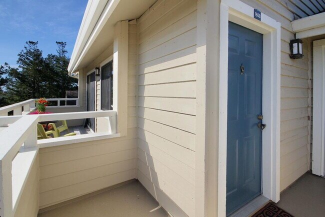 Building Photo - Open House Sunday December 7th 1-2pm  Beautiful Santa Cruz  Townhome in Prime Westside Location.