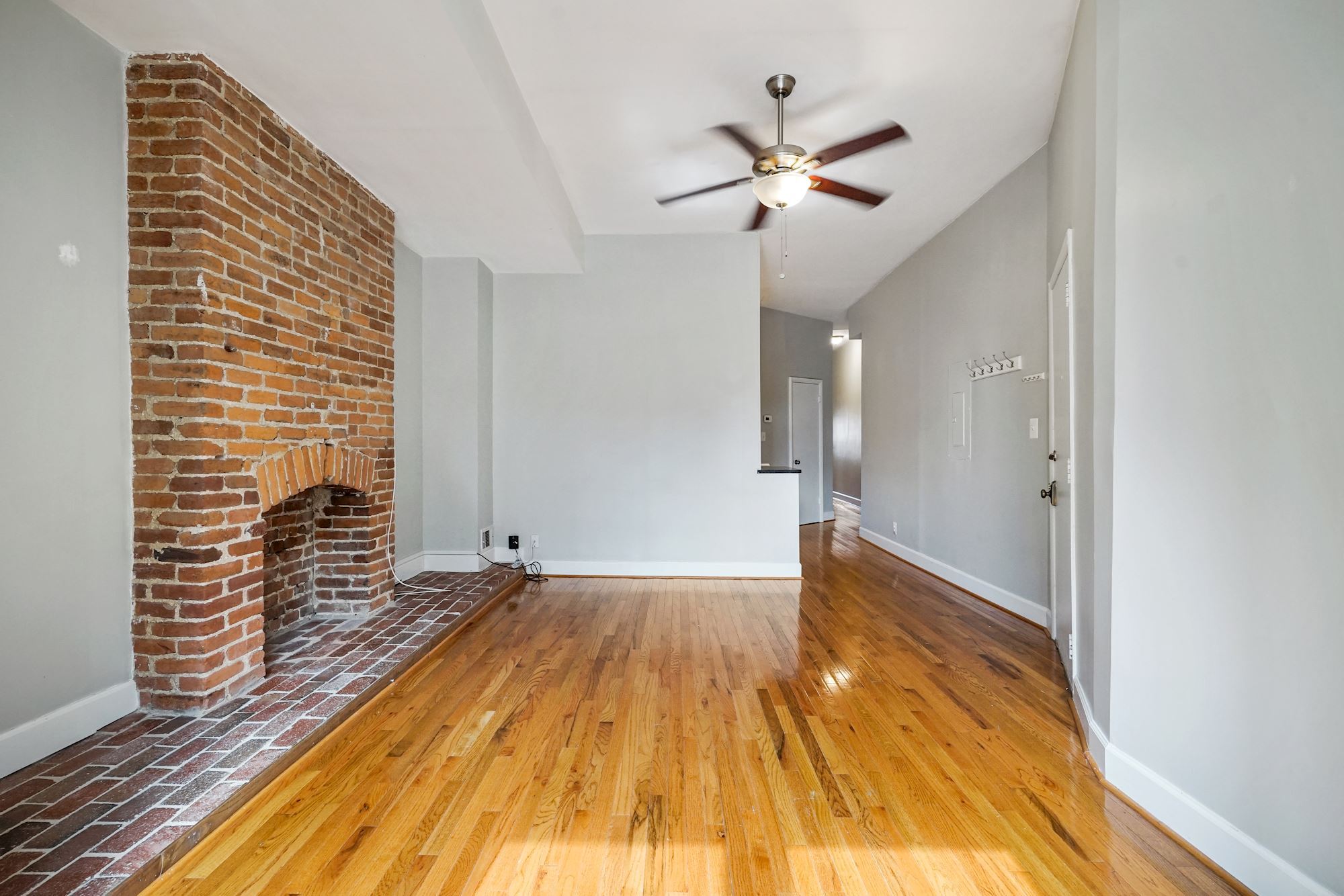Gleaming hardwood floors - 724 5th St NE