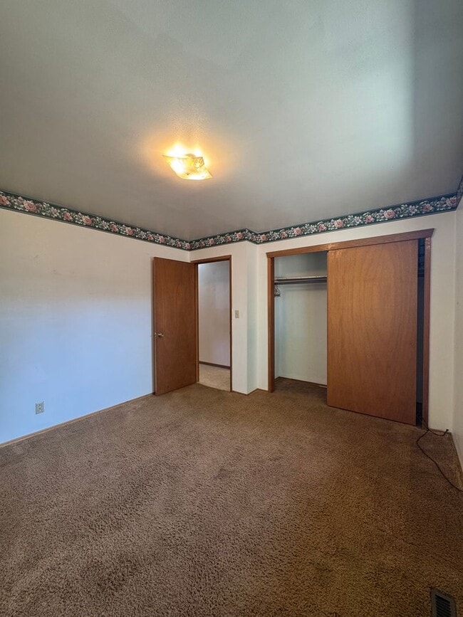 Building Photo - Spacious Home Near Hospital