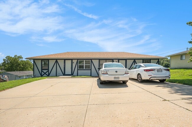 Building Photo - *MOVE IN SPECIAL* $250 Off First Full Month's Rent OR Free 55in TV! Beautiful 2BR/1BA Duplex in I...