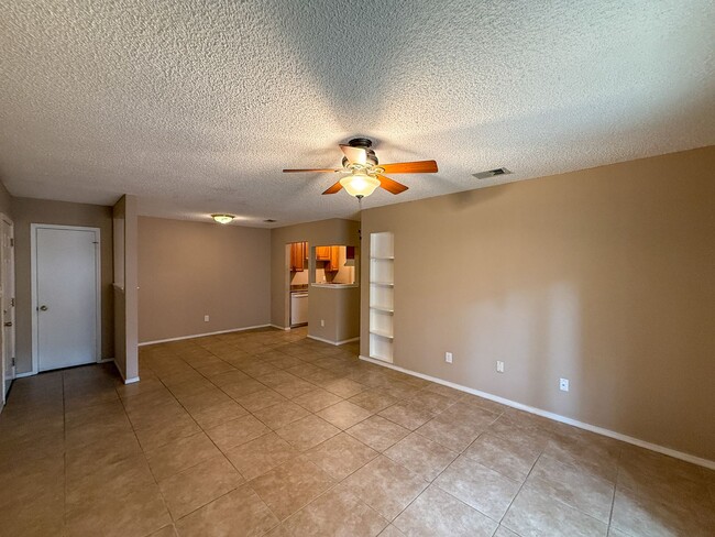 Building Photo - 2 Bedroom 1 Bath Unit for Rent - Water, Tr...