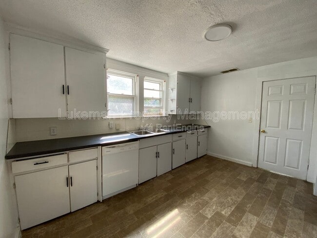 Building Photo - 827 W Cedar St