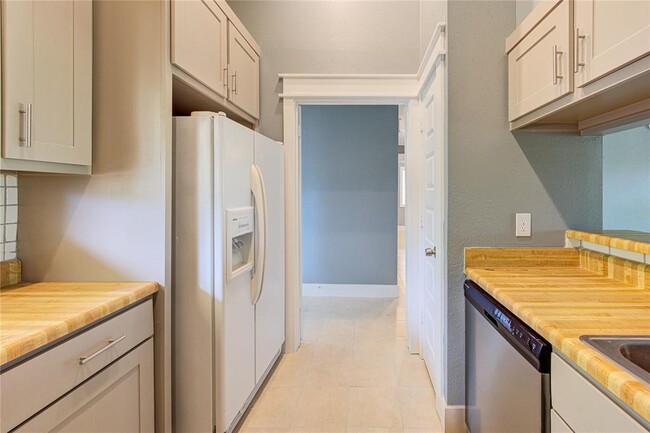 Building Photo - 3843 Westmeadow Dr