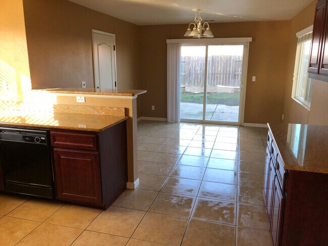 Building Photo - 585 Hart Dr