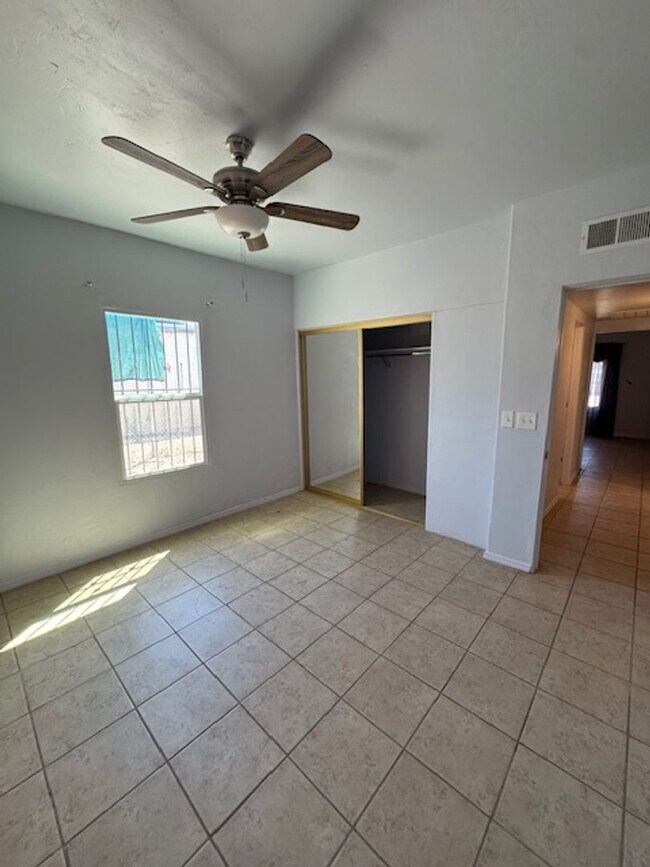 Building Photo - South- 3 bedroom/ 1 bathroom single family home