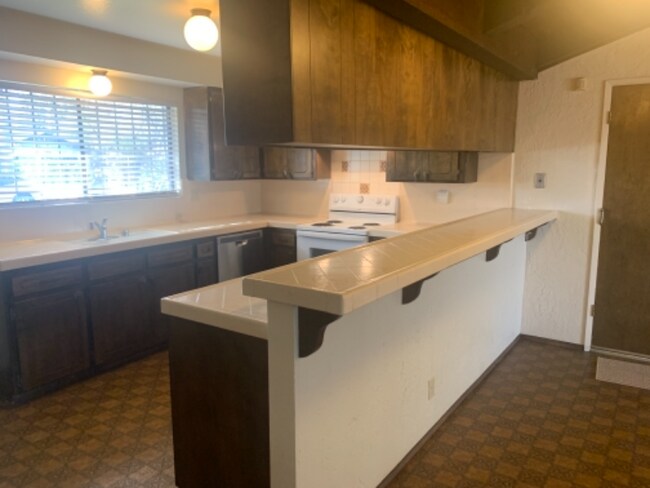 Building Photo - 810 Madrone Ave