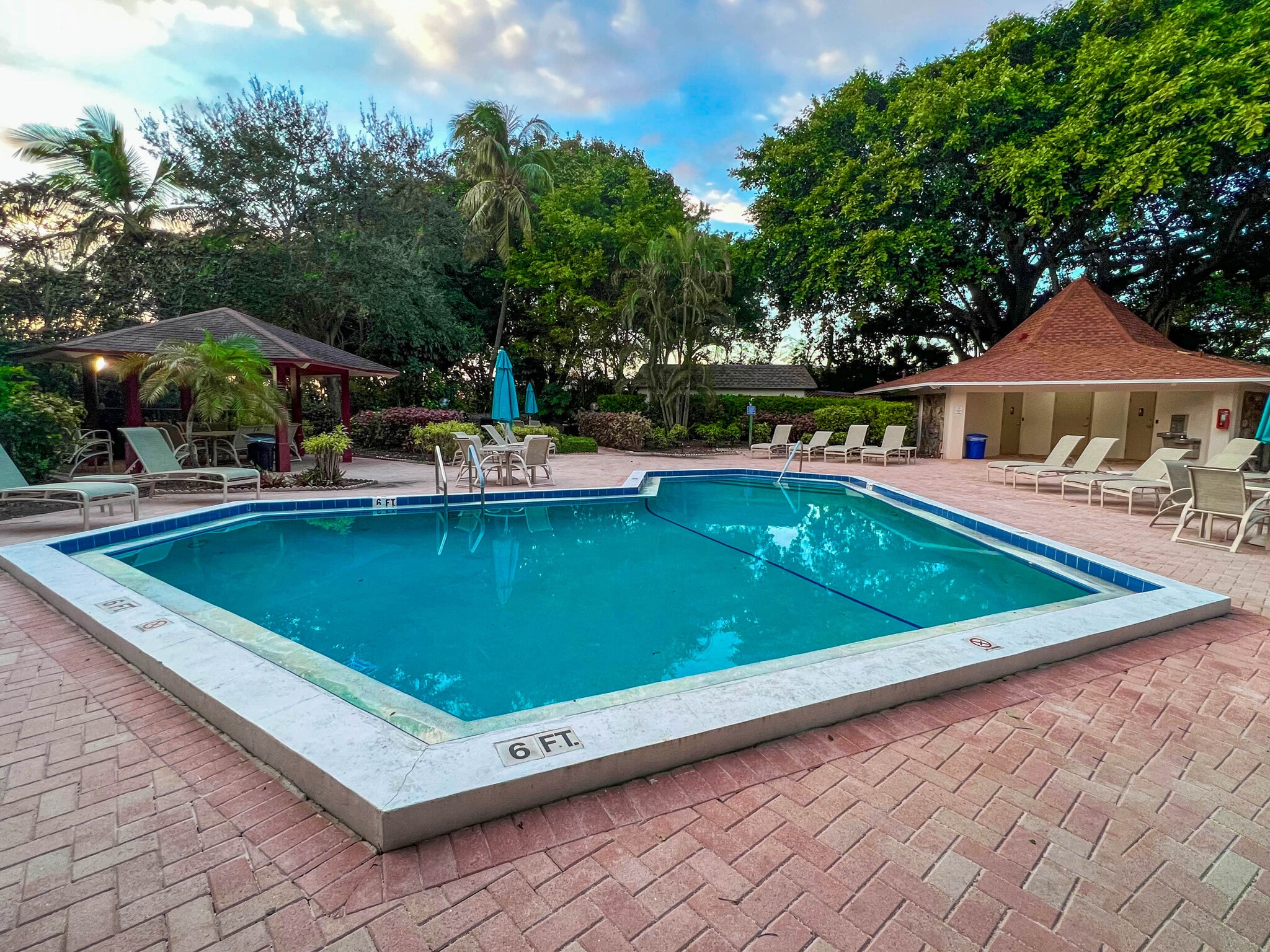 Building Photo - 3050 N Palm Aire Dr