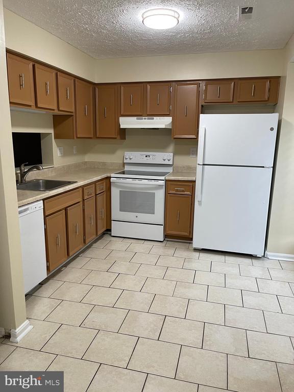 Building Photo - 2420 Rosecroft Ct