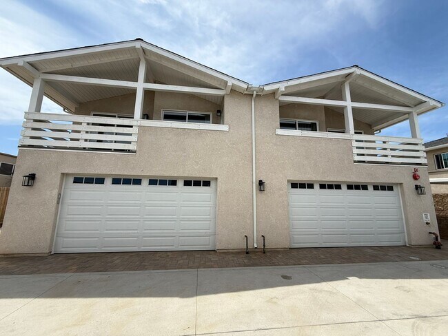 Building Photo - 571 Moss St
