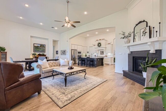 Building Photo - AVAILABLE NOW!  Gorgeous 4 Bed/3.5 Bath wi...
