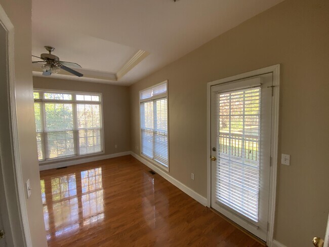 Building Photo - 208 Summergrass Dr