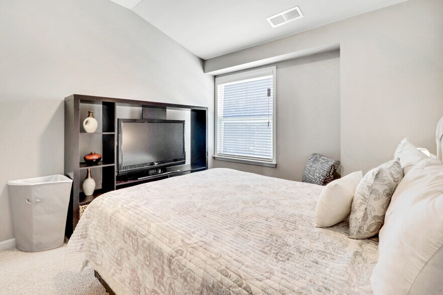 Building Photo - 5084 Whiteoak Ter SE