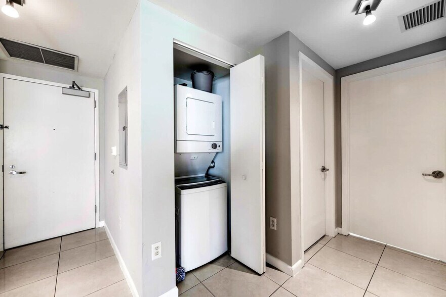 Building Photo - 3250 NE 1st Ave