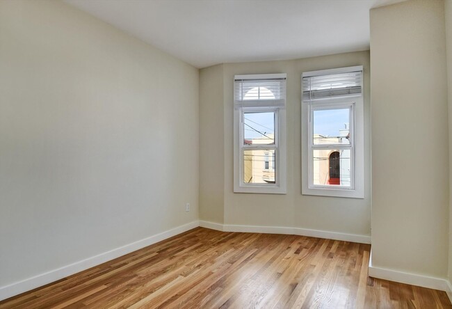 Building Photo - Spacious and Tastefully Remodeled Upper Flat