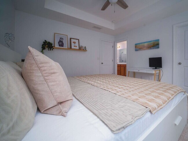 Building Photo - "Exquisite  2-Bed Townhouse with 2.5 Baths in Prime Charlotte Location – 1,531 Sq Ft of Comfort!"